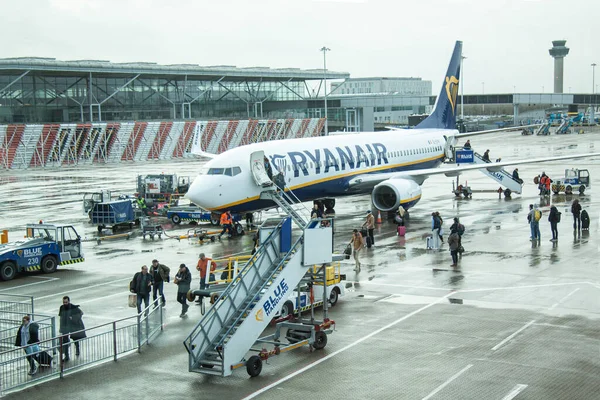İnsanlar Ryanair 'ı Stansted Havaalanı' na park etmiş halde bırakıyorlar. Londra, İngiltere - 1 Ocak 2023.