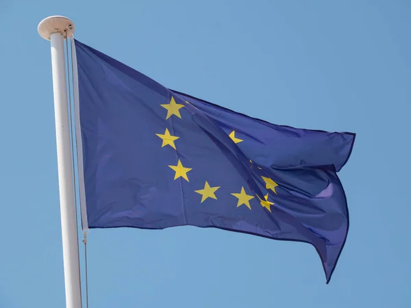 Flaga Unii Europejskiej Powiewająca Wietrze Maszcie Flagowym Niebieskim Tle Nieba — Zdjęcie stockowe