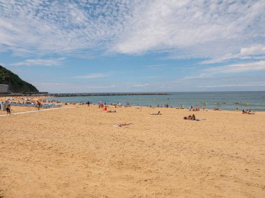 Donostia 'nın güzel kumsalları. Yazın Kontxa Körfezi 'ndeki La Concha Sahili' nde mavi gökyüzü. San Sebastian, İspanya - 12 Temmuz 2023.