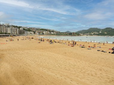 Donostia 'nın güzel kumsalları. Yazın Kontxa Körfezi 'ndeki La Concha Sahili' nde mavi gökyüzü. San Sebastian, İspanya - 12 Temmuz 2023.