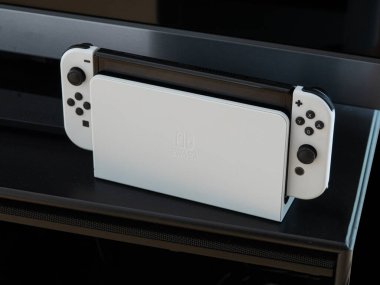 Nintendo Geçerli Model el bilgisayarı modunda. Popüler mobil oyun konsolu ekranda. Kopenhag, Danimarka - 9 Ağustos 2023.