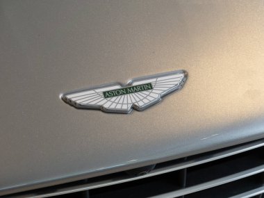 Aston Martin logosu ve marka kanatları. Lüks spor araç rozeti, Kopenhag, Danimarka - 20 Temmuz 2023.