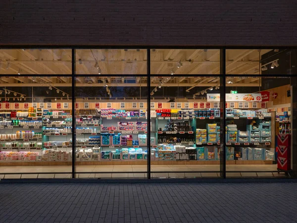 夜の空っぽのスーパーマーケットの窓から眺める デンマーク コペンハーゲン 2023年8月14日 — ストック写真