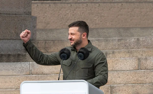 Ukrayna Cumhurbaşkanı Volodymyr Zelenskiy elleri havada gülümseyen Danimarka parlamentosu önünde düzenlenen halk toplantısında konuştu. Kopenhag, Danimarka - 21 Ağustos 2023.