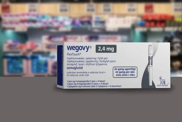 Wegovy ambalaj kutusu (semaglutide) enjekte edilebilir reçeteli ilaç, Novo Nordisk A / S 'den alınan kilo kaybı ilacı. Arka planda bulanık mağaza rafları. Kopenhag, Danimarka - 22 Ağustos 2023.