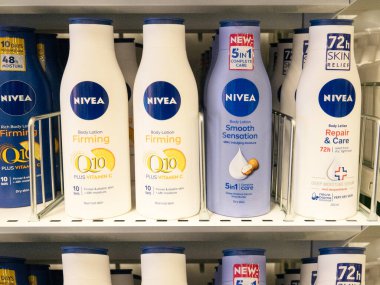 Süpermarkette rafta duran Nivea vücut losyonu. Görüntüyü kapat. Kopenhag, Danimarka - 2 Eylül 2023.