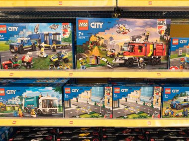 Lego Şehri malzemeleri bir mağazadaki raflarda satılıyor. Kopenhag, Danimarka - 2 Eylül 2023.