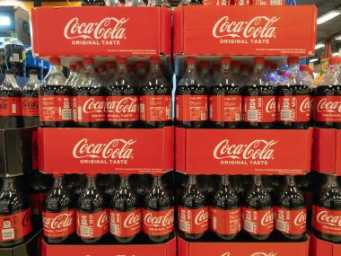 Süpermarkette kutularda büyük plastik Coca Cola şişeleri. Kopenhag, Denemark - 2 Eylül 2023.