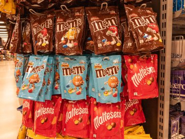 Mars Inc. Kopenhag, Danimarka yapımı Peanut m & m 'nin sütlü çikolatası ve Malteserler paketi - 2 Eylül 2023.
