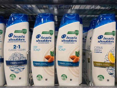 Süpermarketteki bir rafta kafa ve omuz şampuanı. Görüntüyü kapat. Kopenhag, Danimarka - 2 Eylül 2023.