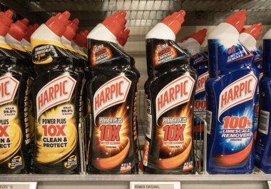 Dükkandaki bir raftaki tuvalet için harpic-in-all-in-the-clean. Kopenhag, Danimarka - 2 Eylül 2023.