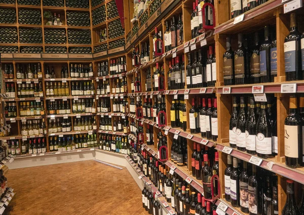 ワインショップの棚にさまざまなワインのボトルが並んでいます デンマーク コペンハーゲン 2023年9月2日 ストック写真