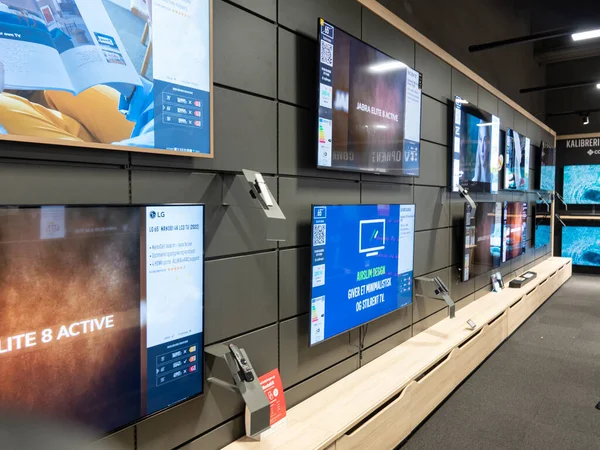 店の棚のテレビのフラット スクリーン コペンハーゲン デンマーク 2023年9月2日 ロイヤリティフリーのストック写真