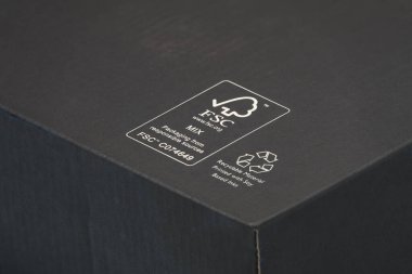 FSC - Orman Yönetimi Konseyi - karton pakette logoti. Yüzde yüz geri dönüşümlü. Soya bazlı mürekkeple basılmış. Fotoğrafı kapat. Kopenhag, Danimarka - Eylül 2223.  
