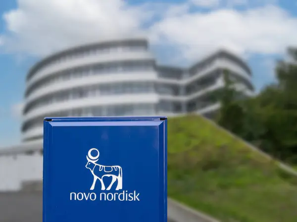 Novo Nordisk 'in genel merkezi. İşaretlere odaklan. Bina bulanık. Merkezi Danimarka 'da olan bir ilaç firması. Kopenhag, Danimarka - 12 Ağustos 2023.