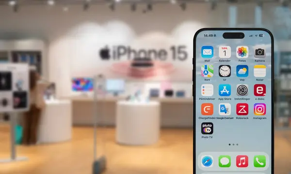 Iphone 15はApple製品を販売している店舗に展示されている 携帯電話のバックグラウンドで輝かしいショップ デンマーク コペンハーゲン 2023年10月1日 ストックフォト
