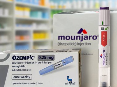 Novo Nordisk 'ten Ozempic ve Eli Lilly' den Mounjaro 'ya enjekte edilmiş kalemle alınan ilaçlar kan şekeri tip 2 diyabet ve kilo kaybını kontrol etmek için kullanılır. Kopenhag, Danimarka - 8 Kasım 2023.