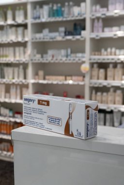 Wegovy (semaglutide) ambalaj kutusu enjekte edilebilir reçeteli ilaç, Novo Nordisk AS 'den alınan kilo kaybı ilacı. Arkaplanda eczane rafları var. Kopenhag, Danimarka - 13 Kasım 2023.