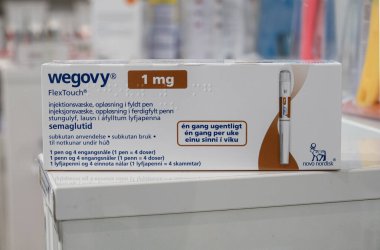 Wegovy (semaglutide) ambalaj kutusu enjekte edilebilir reçeteli ilaç, Novo Nordisk AS 'den alınan kilo kaybı ilacı. Arkaplanda eczane rafları var. Kopenhag, Danimarka - 13 Kasım 2023.