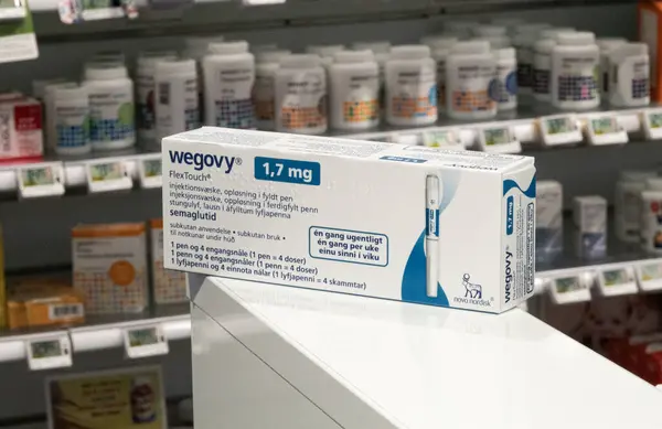 注射可能な処方薬 ノボノルディスクAsからの減量薬の包装箱 バックグラウンドで薬局の店の棚 デンマーク コペンハーゲン 2023年11月13日 ロイヤリティフリーのストック写真