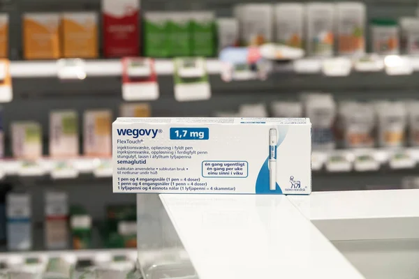 注射可能な処方薬 ノボノルディスクAsからの減量薬の包装箱 バックグラウンドで薬局の店の棚 デンマーク コペンハーゲン 2023年11月13日 ロイヤリティフリーのストック画像