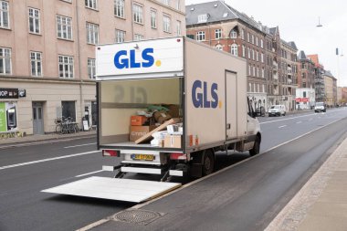 GLS teslimat minibüsü arka kapağı açık bir caddeye park edilmiş. Kopenhag, Danimarka - 13 Kasım 2023.