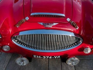 Üstü açık kırmızı Austin-Healey 3000 BJ8 spor logoyla 1959 'dan 1967' ye kadar üretilen bir İngiliz spor arabası. Güzel, Fransa - 8 Haziran 2023.