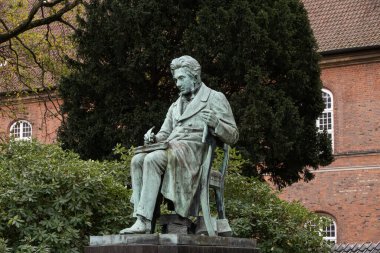 Danimarka 'nın Kopenhag kentindeki Kraliyet Kütüphanesi Bahçesi' nde Soren Kierkegaard Heykeli. Filozof, şair ve ilk varoluşçu filozof olarak kabul edilir..