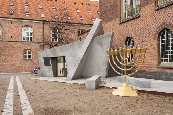 デンマーク王立図書館の庭から見たテンプルメノラとコペンハーゲンのデンマークのユダヤ博物館の入り口 アーキテクトはダニエル リベスキンド デンマーク コペンハーゲン 2023年11月21日 ストック写真