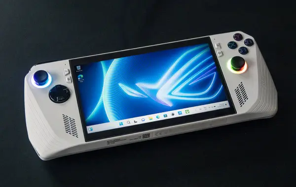 Asus 'tan ROG Ally çift vitesli bir Windows tabanlı PC oyun bilgisayarı. Kopenhag, Danimarka - 10 Aralık 2023.