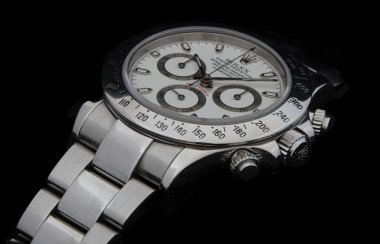 Rolex Oyster Daytona kol saati. Lüks saatlerin İsviçreli saatçisi Rolex. Siyah arka planda izole edilmiş. Kopenhag, Danimarka - 20 Eylül 2023.