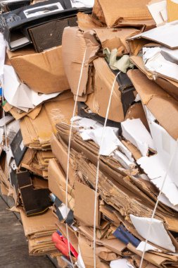 Karton atık birbirine bağlanmış. Resmi kapat.