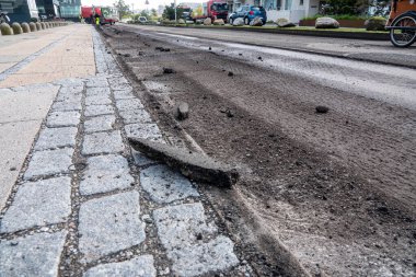 Yol onarımı için asfalt değirmenciliği ve öğütücü kazıma makinesi tarafından hazırlanmış hasarlı yol. Ağır makine teçhizatıyla sokak yenileme.