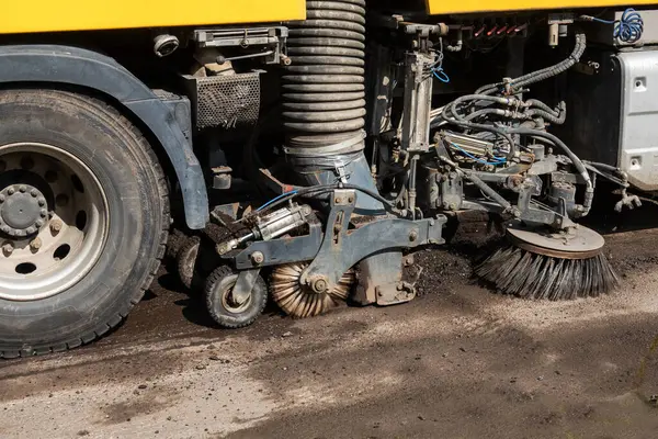 Yolu süpüren süpürgeli özel sokak temizleme makinesi..