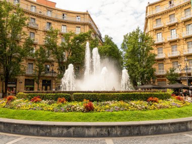 San Sebastian Donostia, İspanya 'daki Bilbao Plaza' da çeşme ve çiçekler