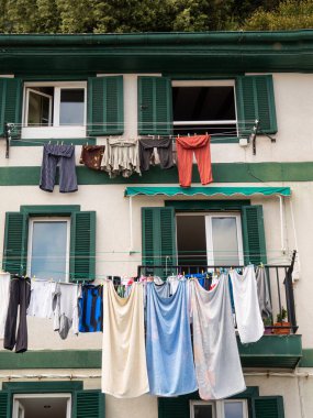 Eski bir İspanyol kasabasından fotoğraf. Çamaşırları asılıydı..