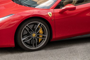 İtalyan otomobil üreticisi Ferrari tarafından üretilen bir spor araba olan Kırmızı Ferrari 488 'in yan görüntüsünden ayrıntıları kapatın. Kopenhag, Danimarka - 18 Temmuz 2024.
