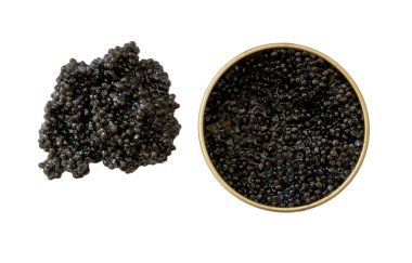 Siyah havyar beyaz arka planda açık bir teneke kutunun içinde ve dışında. Üst Manzara. Gurme deniz ürünleri lezzeti..