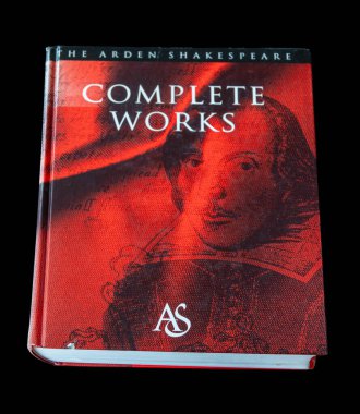 Arden kitabı, William Shakespeare 'in tüm eserleri siyah arka planda izole edilmiştir. Kopenhag, Danimarka - 10 Kasım 2024.