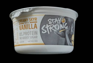 Bir paket Stay Strong kremalı vanilyalı Skyr% 8 protein, ilave şeker yok. Siyah arka planda izole edilmiş. Kopenhag, Danimarka - 10 Kasım 2024.