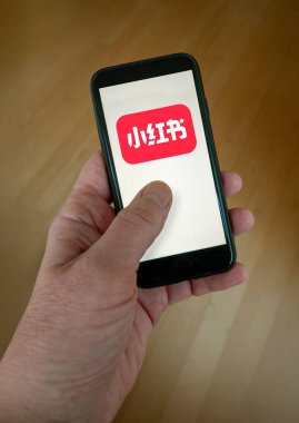 Elinde tuttuğun akıllı telefon ekranındaki kırmızı nota uygulaması. Red Note, Çin 'de sosyal medya uygulaması. Kopenhag, Danimarka - 16 Ocak 2025.