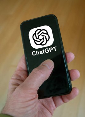 Akıllı telefon ekranlarında ChatGPT OpenAI logosu var. Kopenhag, Danimarka - 25 Ocak 2025.
