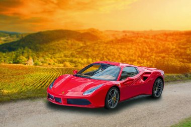 Kırmızı Ferrari 488 İtalyan otomobil üreticisi Ferrari tarafından üretilen spor otomobil gün batımında Toskana 'da bir İtalyan üzüm bağına park edilmiştir. Floransa, İtalya - 20 Ekim 2021.