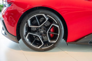 Gümüş Maserati araç ön ızgarası, metal barlar, logo Maserati mızrakları. Kopenhag, Danimarka - 15 Mayıs 2025.