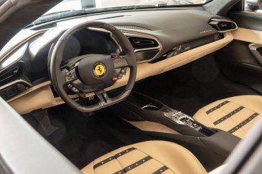 Gümüş Maserati araç ön ızgarası, metal barlar, logo Maserati mızrakları. Kopenhag, Danimarka - 15 Mayıs 2025.