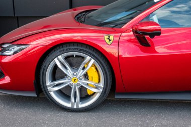 Gümüş Maserati araç ön ızgarası, metal barlar, logo Maserati mızrakları. Kopenhag, Danimarka - 15 Mayıs 2025.