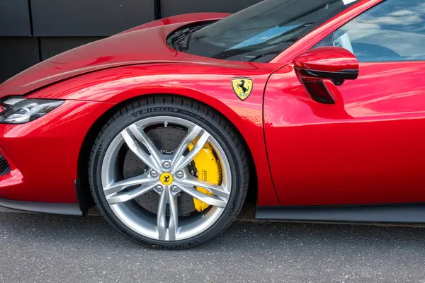 Gümüş Maserati araç ön ızgarası, metal barlar, logo Maserati mızrakları. Kopenhag, Danimarka - 15 Mayıs 2025.