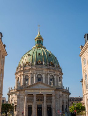 Danimarka 'nın başkenti Kopenhag' da bulunan etkileyici Frederiks Kilisesi Mermer Kilise 'si (Danimarka - Marmorkirken) olarak da bilinir..