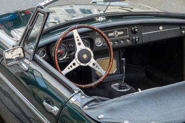 1967 model üstü açık MGB spor bir arabanın iç kabini. Kopenhag, Danimarka - 14 Ağustos 2025.
