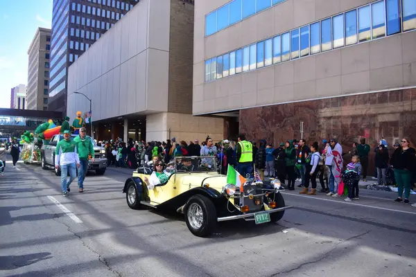 Des Moines, Iowa, ABD - 16 Aralık 2024: Des Moines Iowa 'daki Aziz Patrick Geçidi